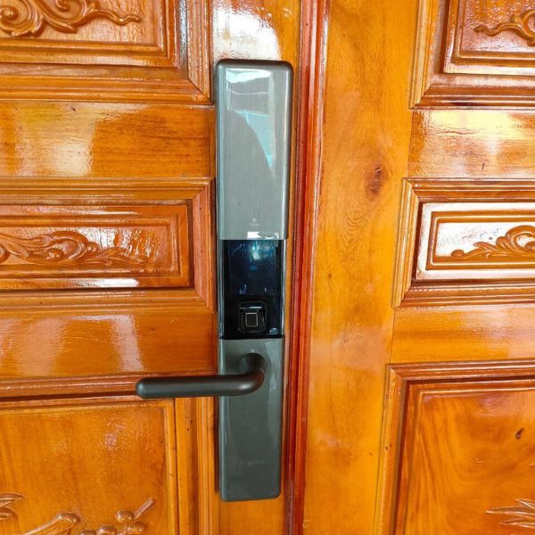 Ảnh thực tế của Khóa cửa vân tay Bosch ID80