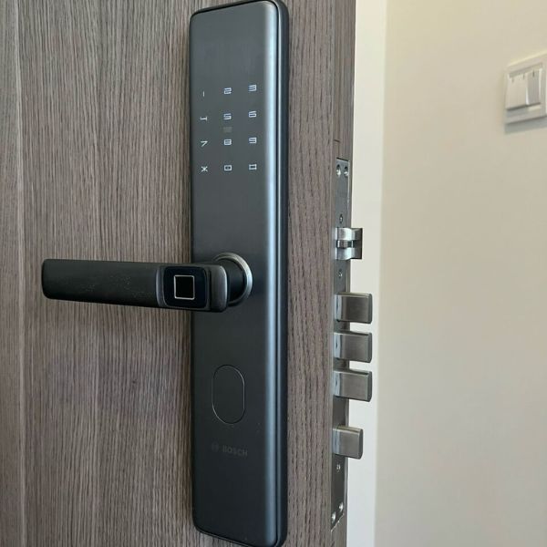 Hình ảnh thực tế của Khóa cửa vân tay Bosch ID30 EU