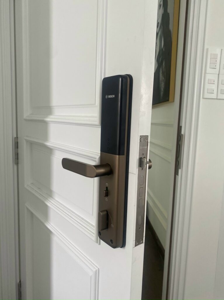 Thi công lắp khóa cửa vân tay Bosch ID40 EU
