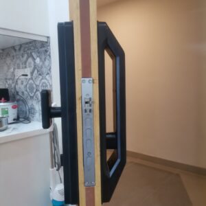Hình ảnh lắp đặt khóa cửa vân tay Bosch FU6 PLUS