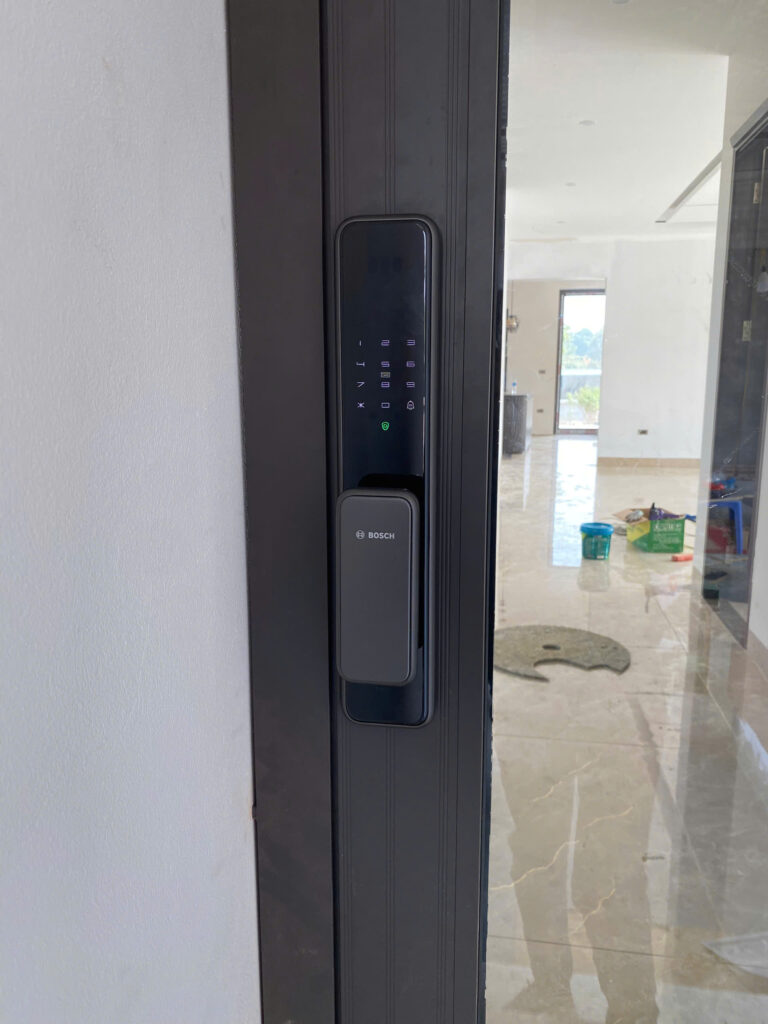 Hình ảnh thi công lắp đặt Khóa cửa vân tay Bosch EL600 EU