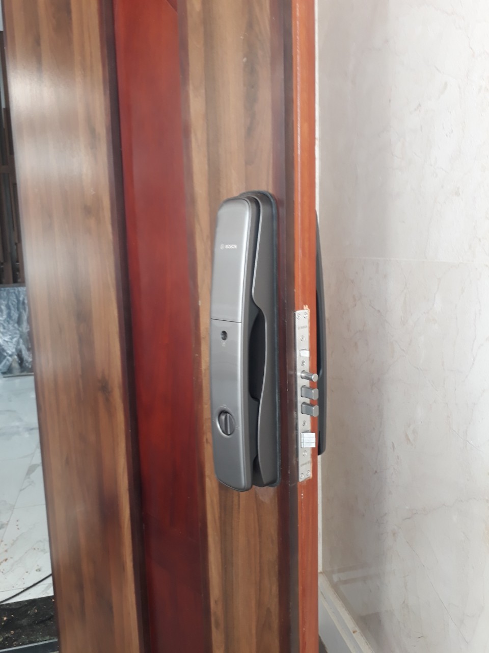 Hình ảnh thực tế của khóa cửa vân tay Bosch EL800A