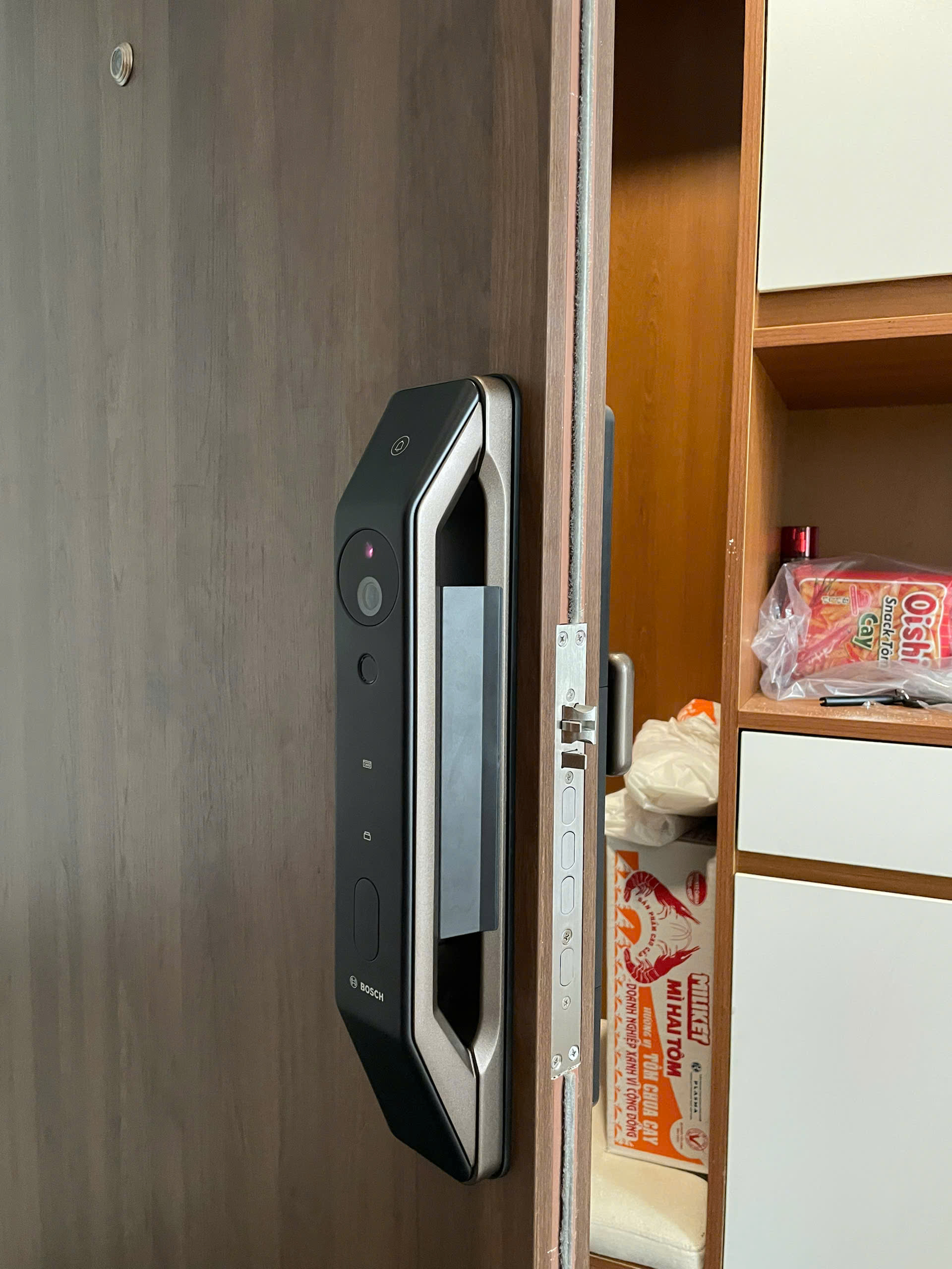 Bosch FU6 smart lock with sleek push-pull design for home entry