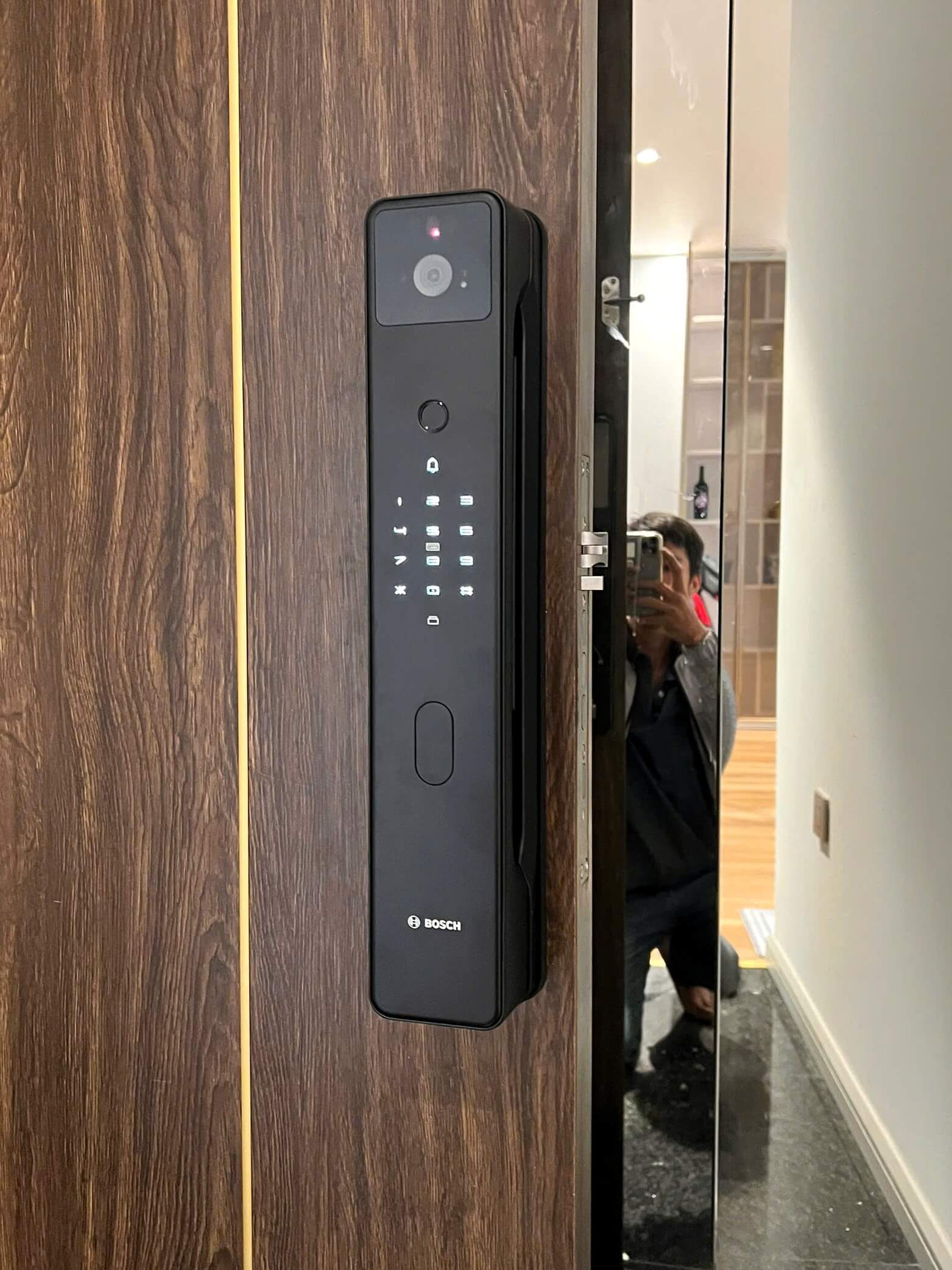 Thi công lắp đặt khóa Bosch FU8 PLUS cho căn hộ